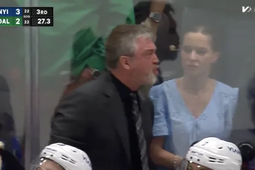 Crise derrière le banc: Patrick Roy explose de rage