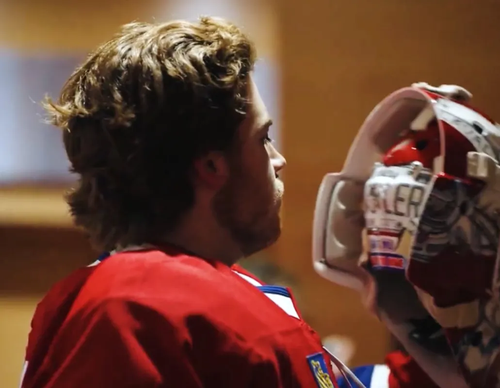 Frissons au Centre Bell: Jacob Fowler sur le toit du monde, Samuel Montembeault troublé