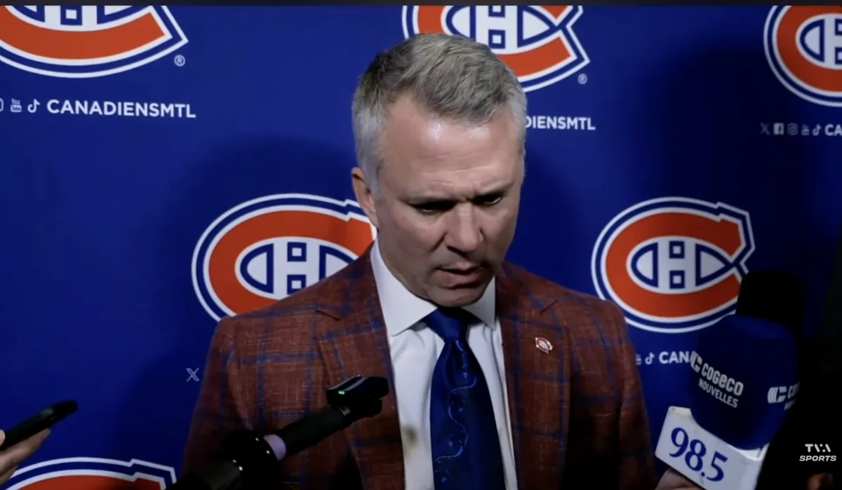 Martin St-Louis craque après une question sur Samuel Montembeault