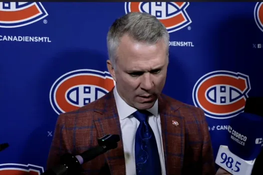Martin St-Louis craque après une question sur Samuel Montembeault