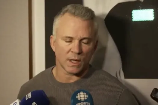 Martin St-Louis perd ses moyens à l'hôtel: malaise médiatique