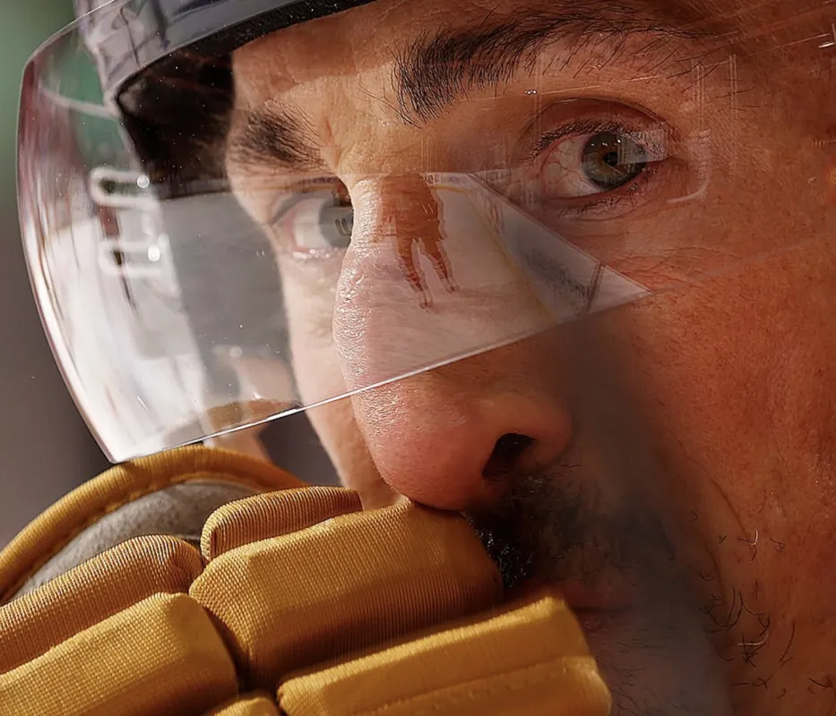 Bagarre sur la glace: Brad Marchand se cache de Brendan Gallagher