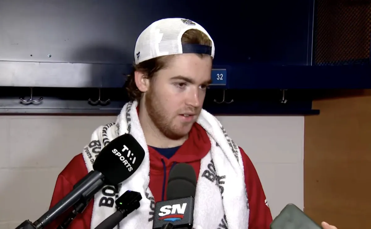 L'entrevue d'un homme: Jacob Fowler regarde les journalistes droit dans les yeux