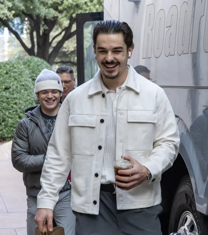 Photos devant l’hôtel: Arber Xhekaj écarte la tension