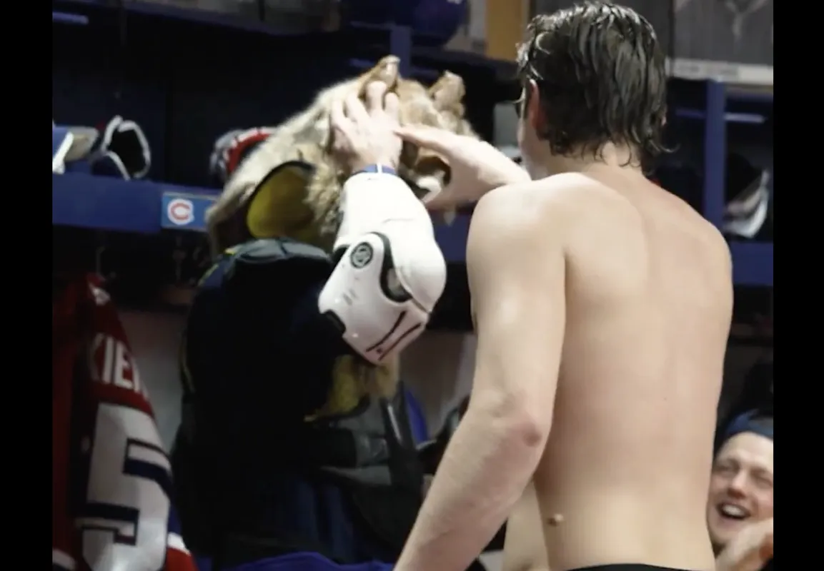 Scène crampante dans le vestiaire: Samuel Montembeault l'imposteur