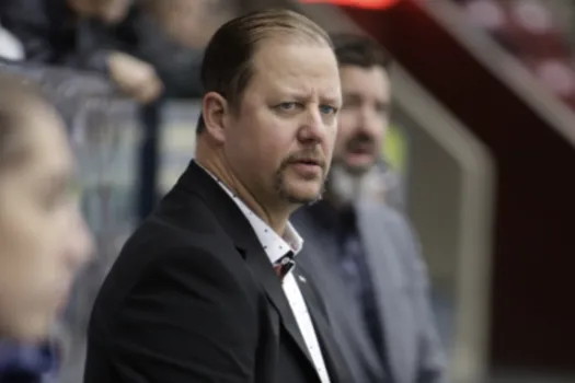 Honte publique à Laval: un coach perd la tête et détruit le vestiaire