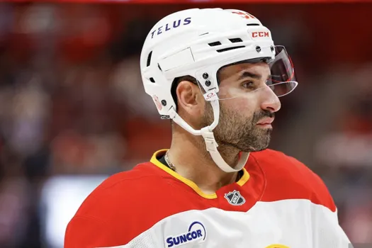 Kirby Dach à Calgary: Kent Hughes répond aux rumeurs