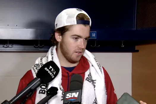 L'entrevue d'un homme: Jacob Fowler regarde les journalistes droit dans les yeux