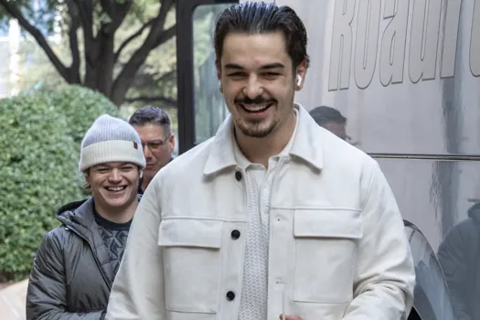 Photos devant l’hôtel: Arber Xhekaj écarte la tension