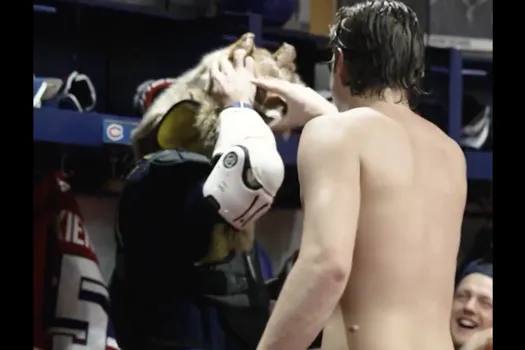 Scène crampante dans le vestiaire: Samuel Montembeault l'imposteur