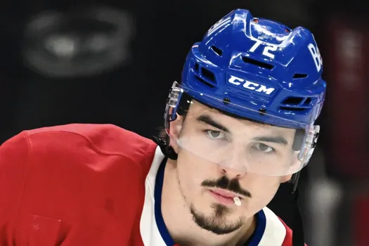 Scène honteuse sur la glace: Arber Xhekaj est dans l'eau chaude