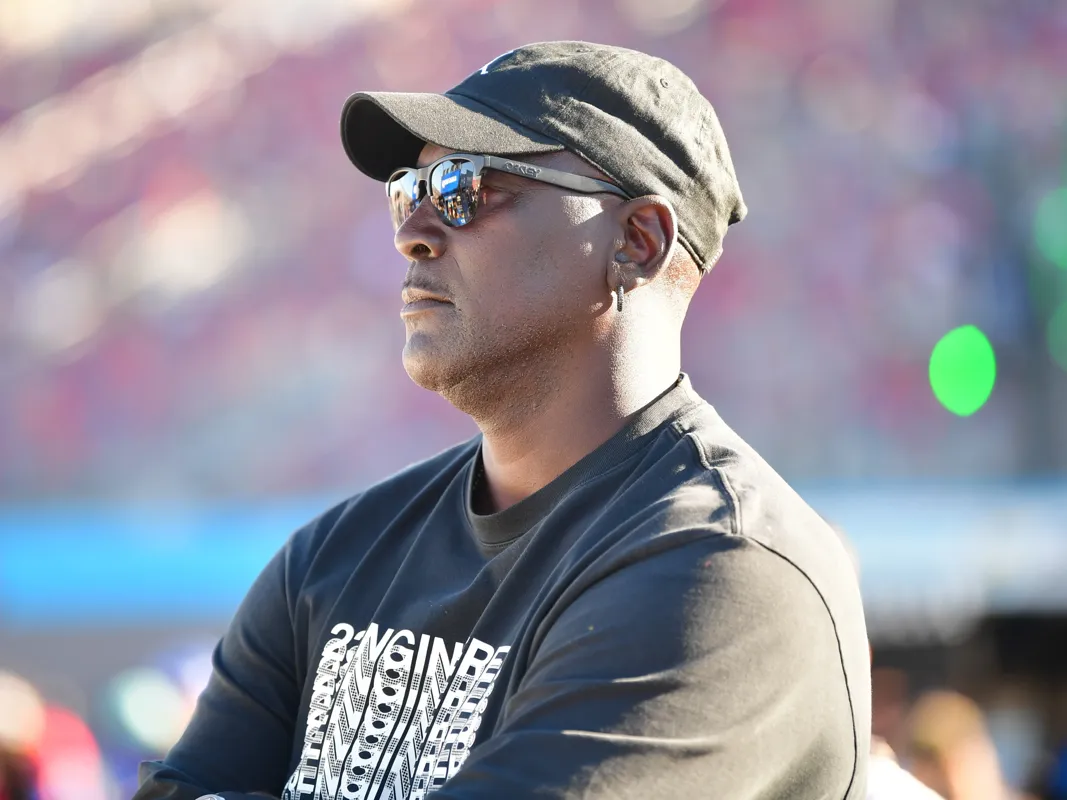 Caresses sur un enfant: Michael Jordan est dans l’eau chaude