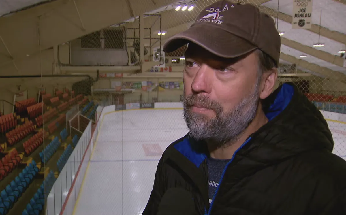 Scène troublante sur la glace: Joé Juneau et ses joueurs victimes d'une agression
