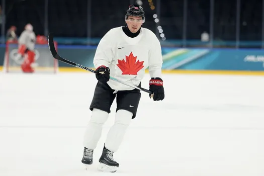 1h45 du matin: Nick Suzuki prêt à dormir sur le plancher