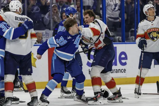Bagarre de rue: Matthew Tkachuk perd la tête