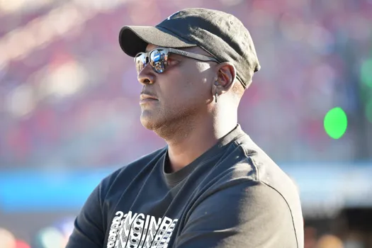 Caresses sur un enfant: Michael Jordan est dans l’eau chaude