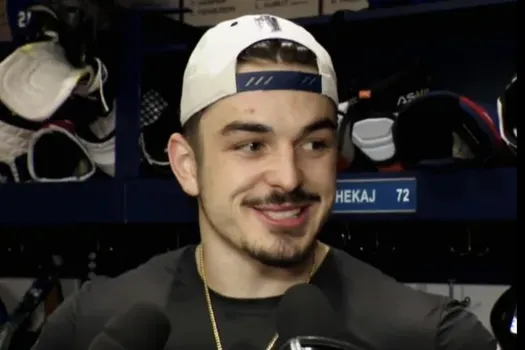 Déficience Hockey: Martin St-Louis envoie Arber Xhekaj sous l'autobus