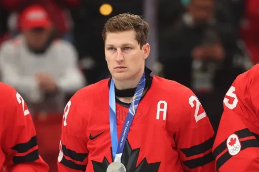 Scène gênante lors de la remise des médailles : Nathan MacKinnon outré par le comité olympique