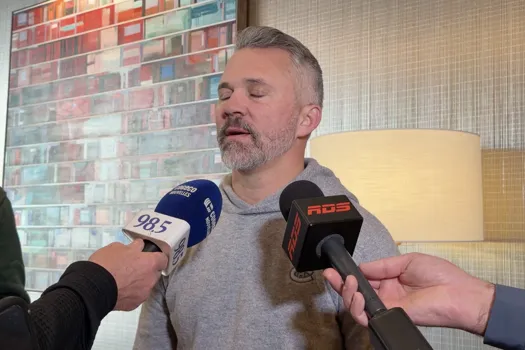 Tension à l'hôtel: Martin St-Louis frappe un journaliste verbalement