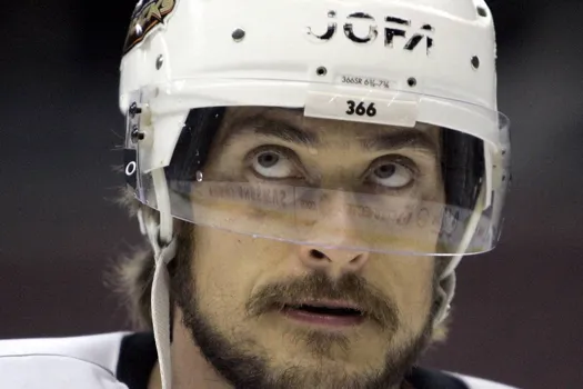 Tricherie canadienne: Teemu Selänne saute une coche