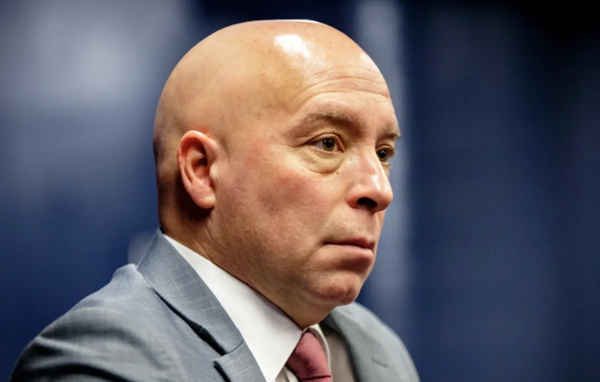 Honte à la LNH : Kent Hughes voit le mur se dresser