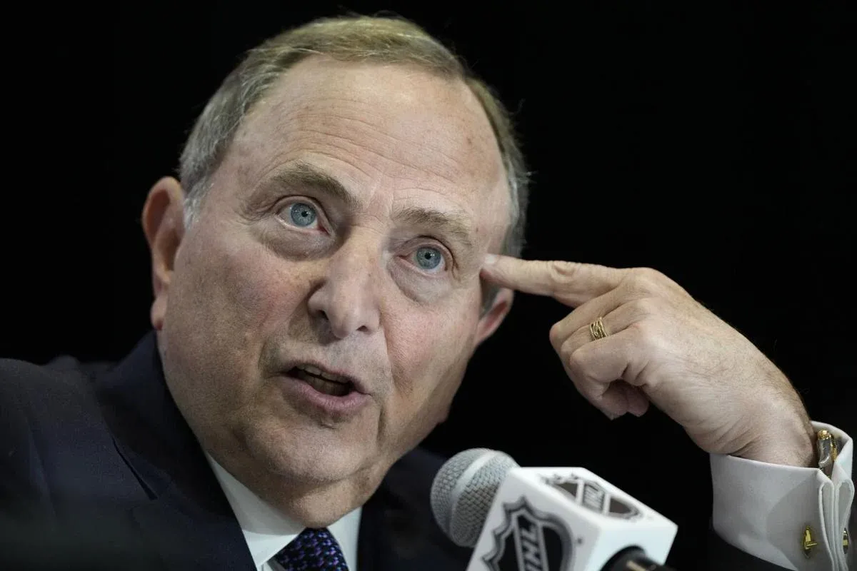 Jugement dans la LNH: une histoire louche frappe Gary Bettman