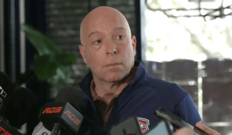 Kent Hughes coincé par une situation interne très délicate