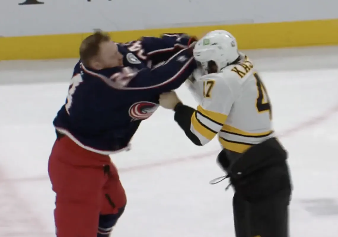 La bagarre de l'année: Mathieu Olivier frappe sa victime comme un enragé