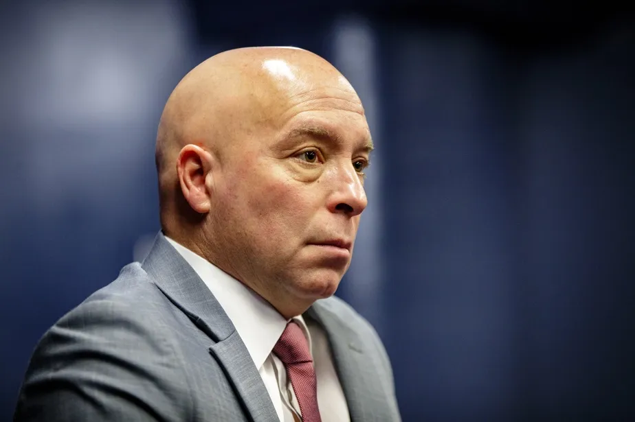 Lune de miel terminée: Kent Hughes dans l'eau chaude