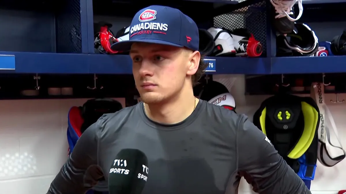 Malaise devant les caméras: Zachary Bolduc regarde par terre