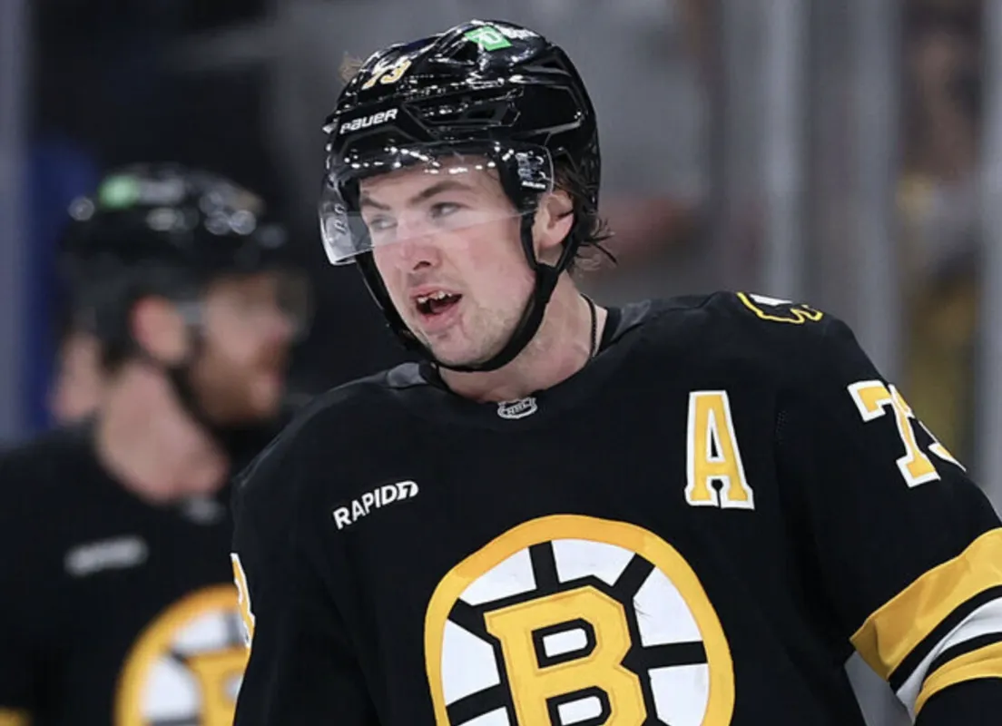 Révélation brutale : Charlie McAvoy joue la victime et crée un malaise devant les journalistes