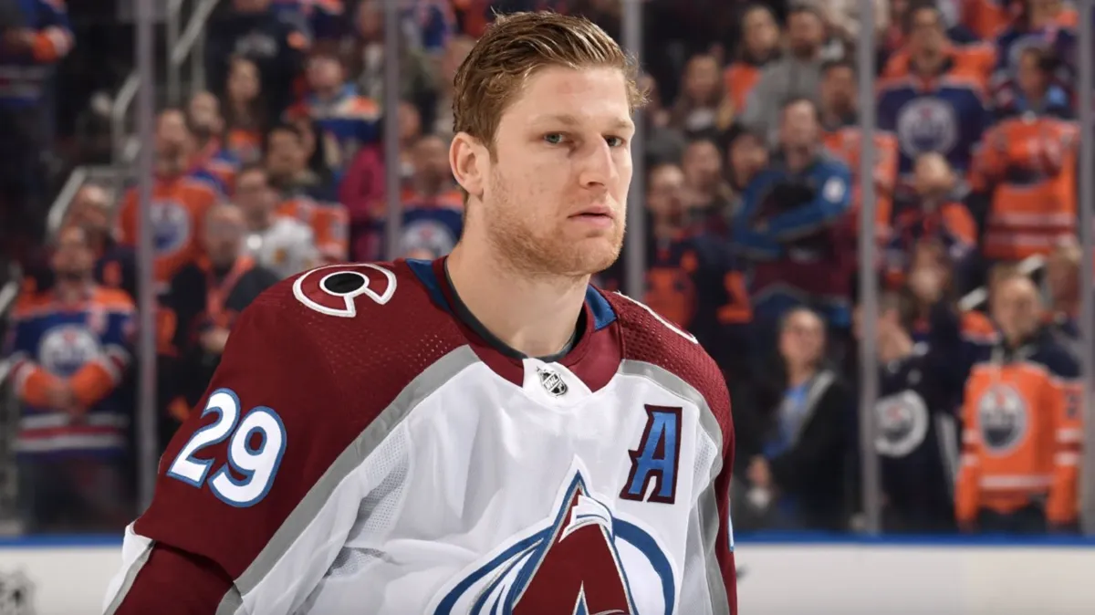 Scène choquante : Nathan MacKinnon provoque un arrêt de jeu dramatique