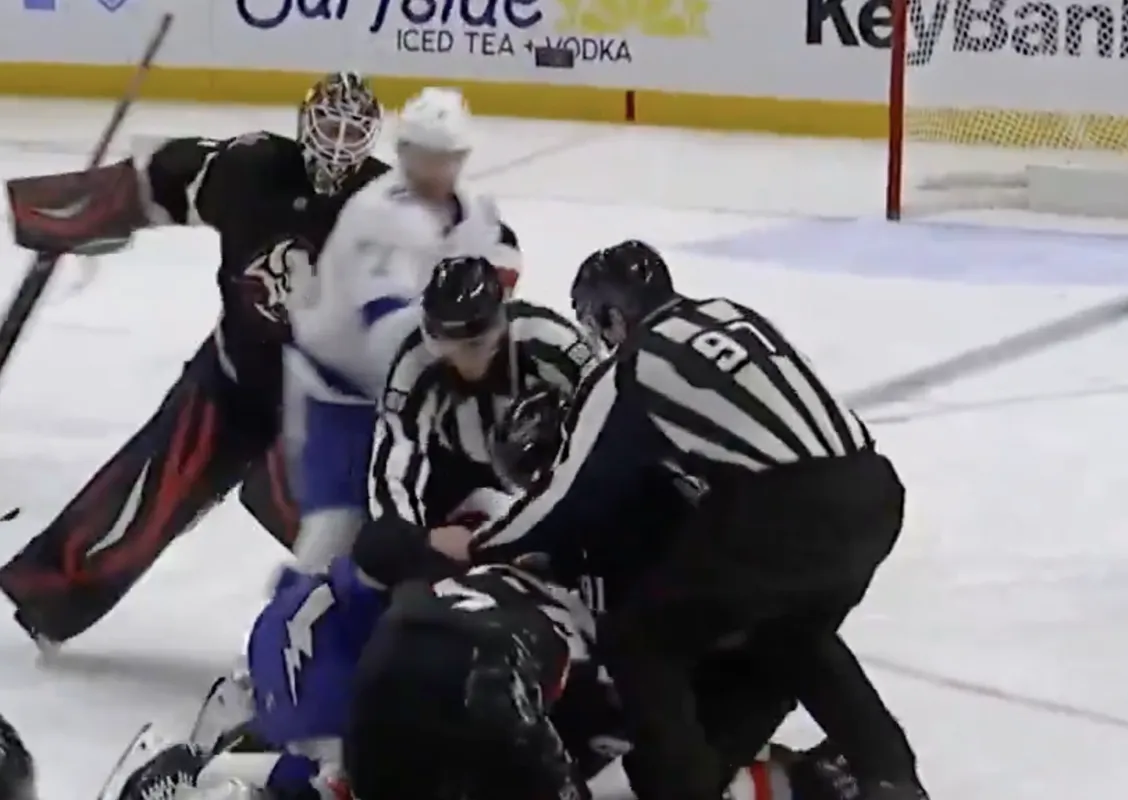 Scène effrayante: Brandon Hagel frappe Rasmus Dahlin comme un punching bag