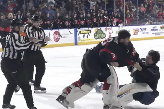 Bagarre de gardiens: Louis Domingue couche son adversaire