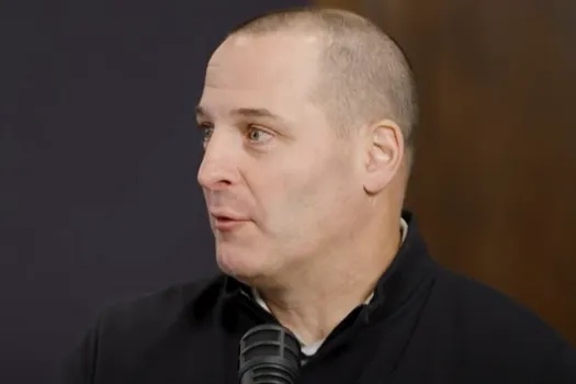 Bourde monumentale: Mathieu Darche attaqué publiquement