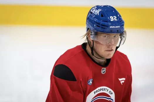 Du sommet au minimum : Patrik Laine vers une signature qui fait jaser toute la LNH