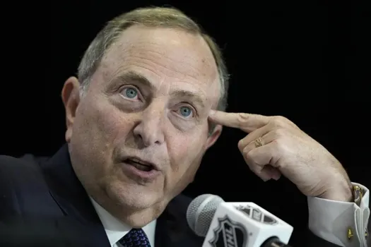 Jugement dans la LNH: une histoire louche frappe Gary Bettman