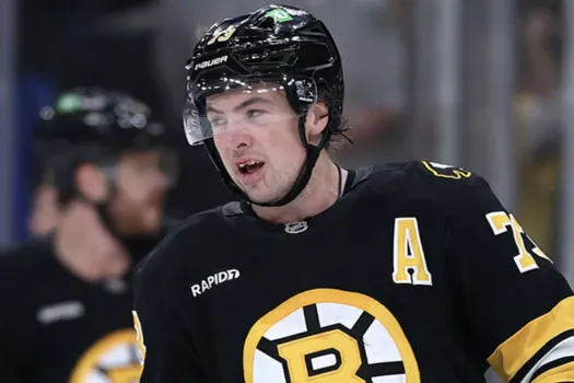 Révélation brutale : Charlie McAvoy joue la victime et crée un malaise devant les journalistes