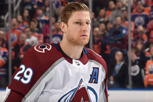 Scène choquante : Nathan MacKinnon provoque un arrêt de jeu dramatique