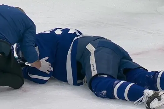 Scène horrible: Auston Matthews victime d’un coup vicieux
