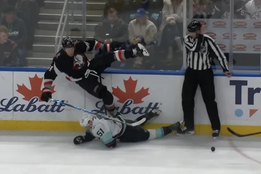 Shane Wright détruit par la mise en échec de l'année: Montréal regrette