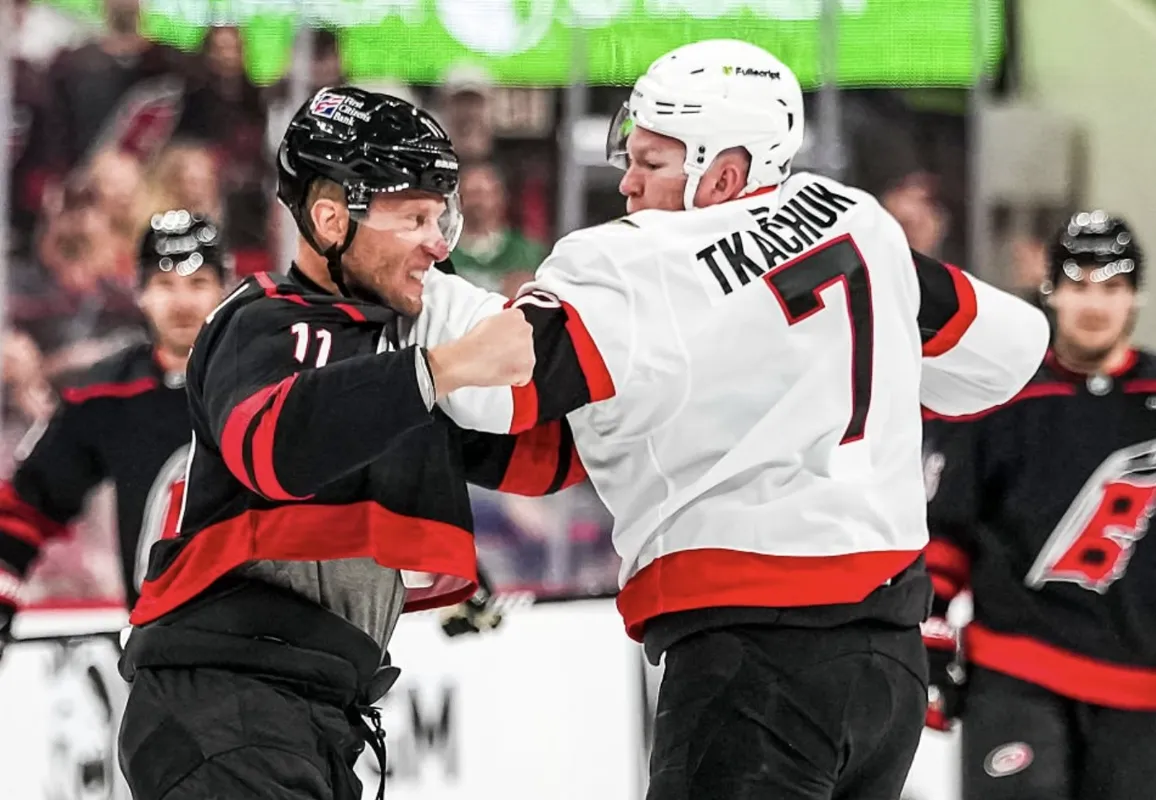 Brady Tkachuk brise la tradition : une scène jamais vue en séries