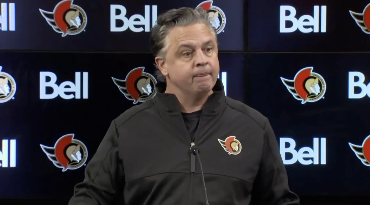 Ça explose à Ottawa : Travis Green traite pratiquement son équipe de vidange en public