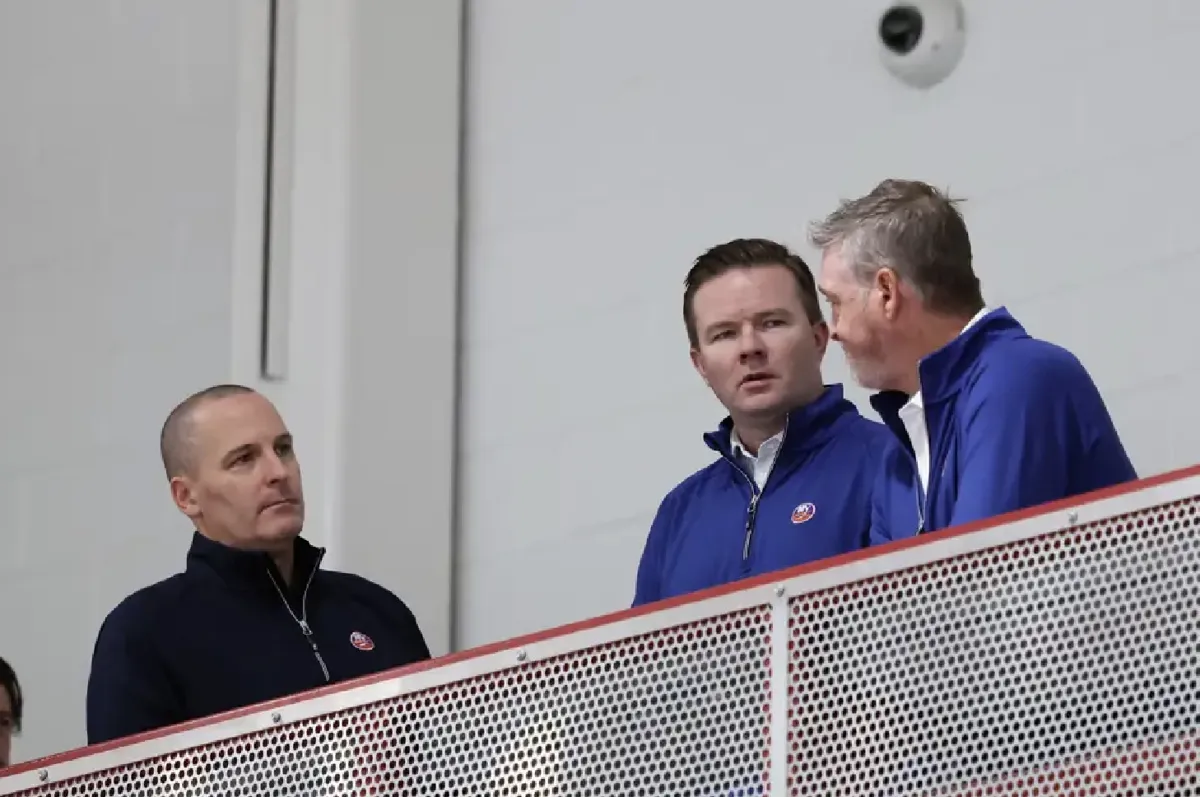 Mathieu Darche a perdu la tête: la marionnette de Lou Lamoriello