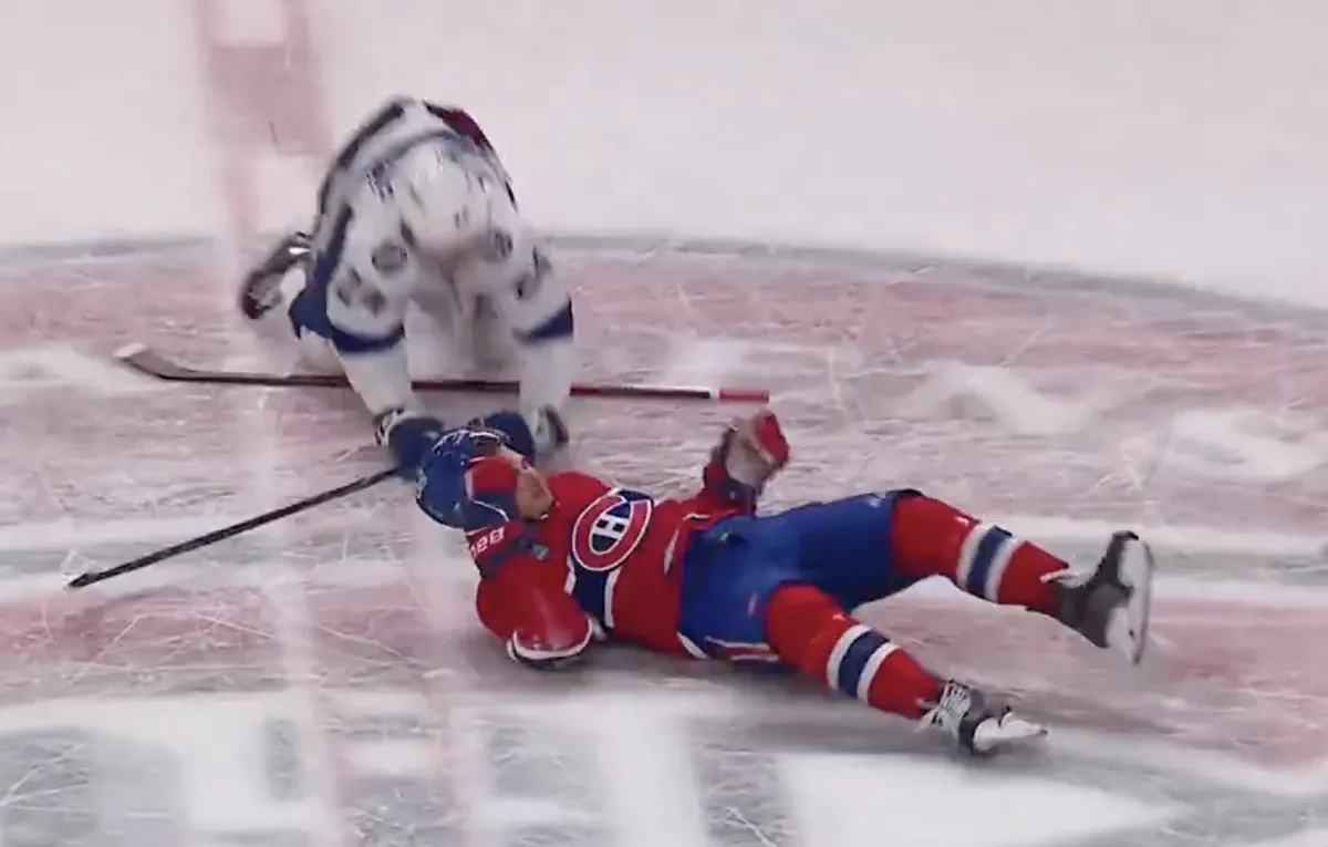 Mise en échec dangereuse: un train passe sur Juraj Slafkvosky