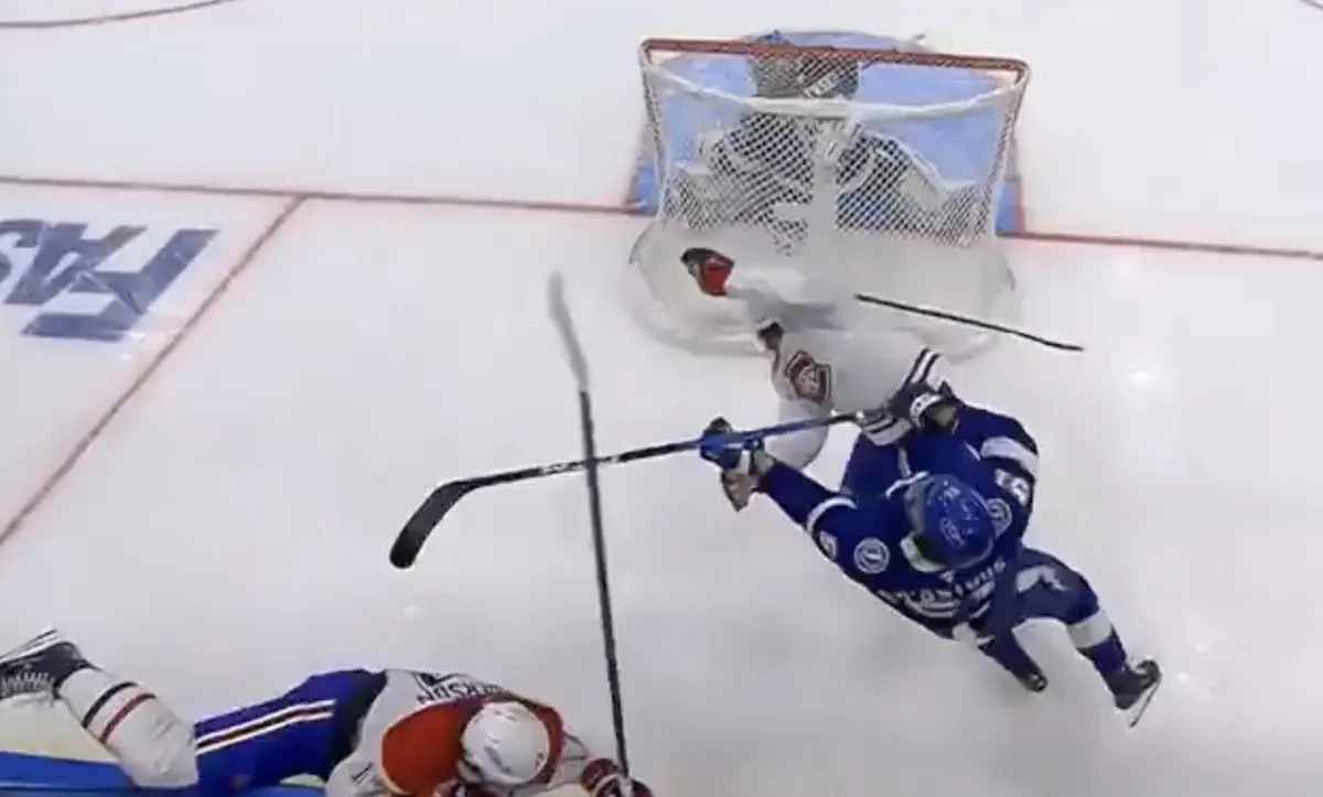 Mise en échec dévastatrice: John Anderson détruit Charles-Édouard D'Astous