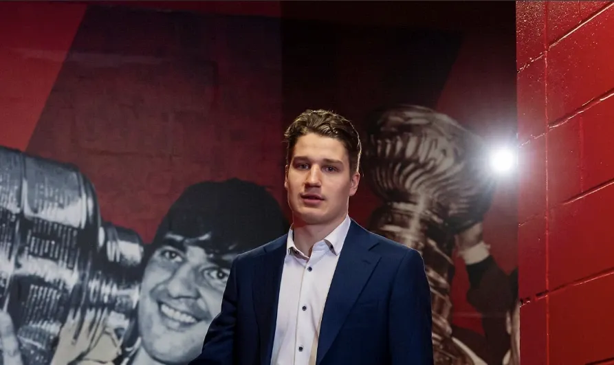 Oliver Kapanen sans colonne : une attitude qui ne passe pas à Montréal