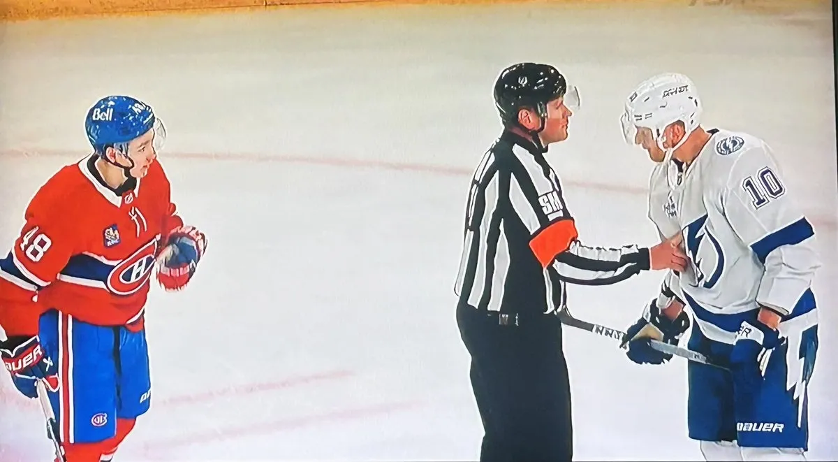 Provocation de Corey Perry envers Lane Hutson: le défenseur réagit