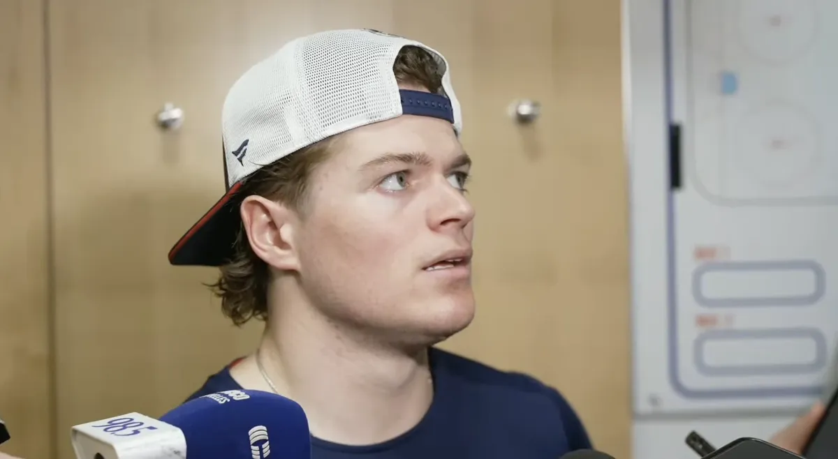 Question malaisante d’un journaliste : Cole Caufield finit par rire tellement c’était ridicule