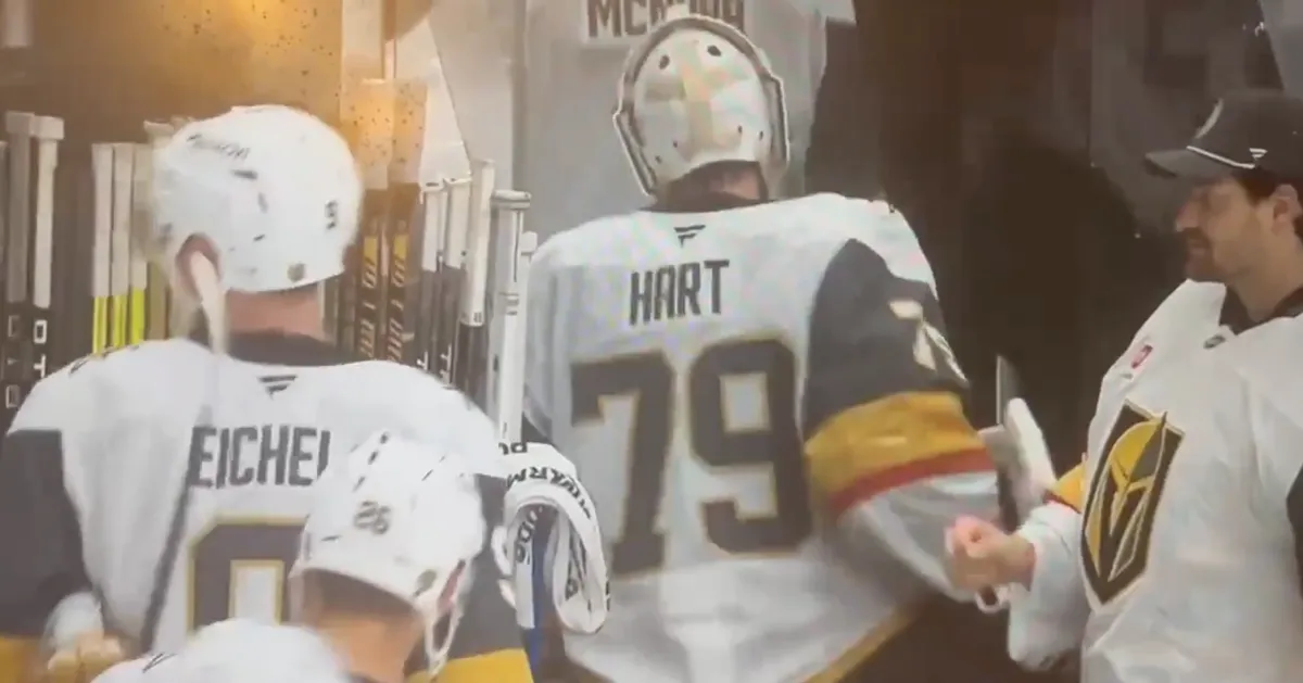 Triste scène: Adin Hill éjecté de son vestiaire en public